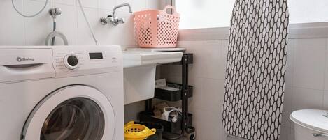 SĂšche-cheveux, serviettes fournies