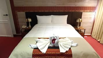 Quarto casal empresarial, vista para a cidade | Roupas de cama premium, edredons de pluma, cofres nos quartos