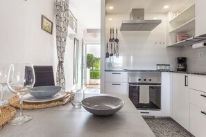 Refrigerador, microondas, horno y cafetera y tetera 