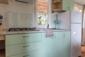 Réfrigérateur, micro-ondes, plaque de cuisson, cafetiÚre/bouilloire