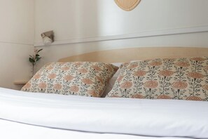 Free WiFi, bed sheets