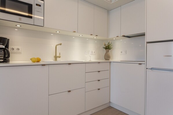 Kühlschrank, Mikrowelle, Wasserkocher mit Kaffee-/Teezubehör
