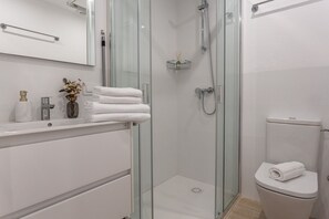 Douche, séchoir à cheveux, serviettes fournies