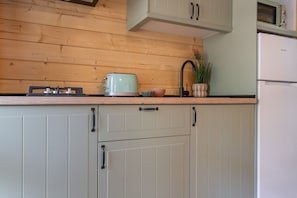 Jääkaappi, mikroaaltouuni, kahvin-/teenkeitin, leivänpaahdin