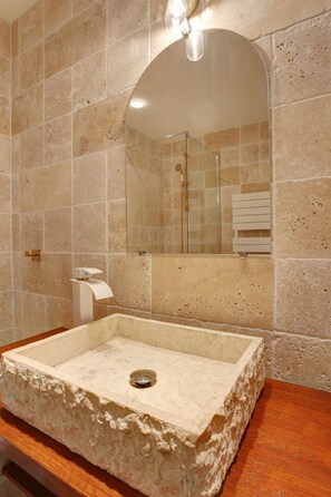 Hair dryer, towels, soap, shampoo - Luxury one-bedroom apartment in the heart of Cannes. (Cannes)