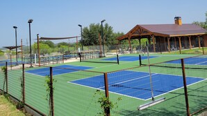 Sports court - Cozy 1-bedroom cottage with outdoor fire pit (Kyle)