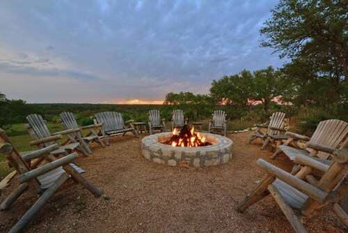 Cozy 1-bedroom cottage with outdoor fire pit