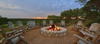 Cozy 1-bedroom cottage with outdoor fire pit