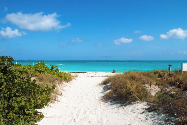Beach nearby - Charming studio apartment steps from the world's best beach (Grace Bay)