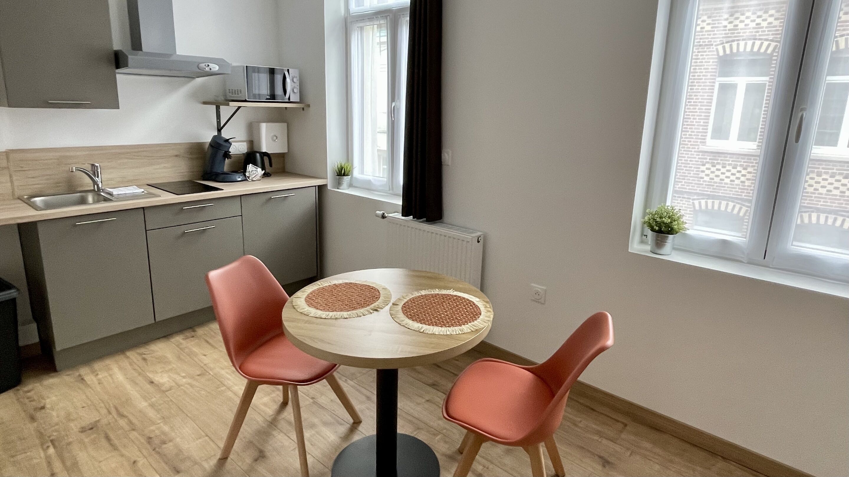 Maison Exécutive, salle de bains attenante (1er étage) | Cuisine partagée | Réfrigérateur, micro-ondes, plaque de cuisson, bouilloire électrique