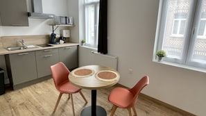 Executive huis, en-suite badkamer (1er étage) | Gemeenschappelijke keuken | Een koelkast, een microgolfoven, een kookplaat, een waterkoker
