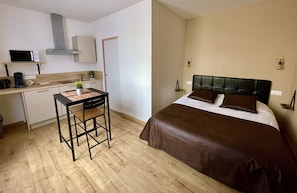 Deluxe studio, en-suite badkamer (1er étage) | Een minibar, een laptopwerkplek, verduisterende gordijnen