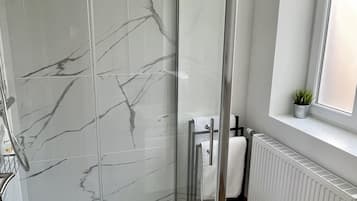 Chambre Double Confort, salle de bains attenante, vue cour intérieure (1er étage) | Salle de bain | Douche, articles de toilette gratuits, sèche-cheveux