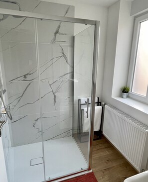Shower, free toiletries, hair dryer, towels - Appart Hotel Gambetta (Lens)