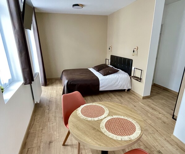 Executive House, Ensuite (1er étage) | Minibar, laptop workspace, blackout drapes, soundproofing - Appart Hotel Gambetta (Lens)