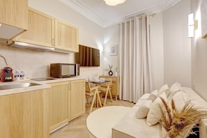 City Double Room, Non Smoking | Iron/ironing board, free WiFi - Maison République (Paris)