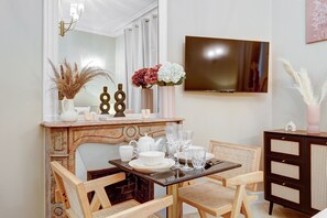 Deluxe Apartment, Non Smoking | Living area