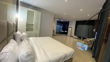 Escritorio, espacio para trabajar con laptop y wifi gratis