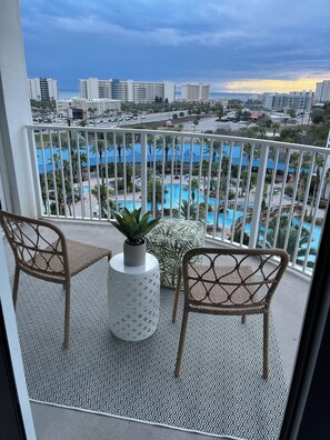 Property grounds - Palms Paradise – Stylish 2BR Condo with Views, Pool, Hot Tub & Family Amenities (Destin)