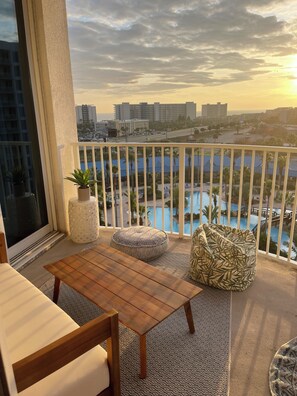 Property grounds - Palms Paradise – Stylish 2BR Condo with Views, Pool, Hot Tub & Family Amenities (Destin)