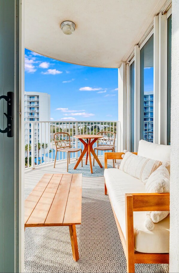 Property grounds - Palms Paradise – Stylish 2BR Condo with Views, Pool, Hot Tub & Family Amenities (Destin)