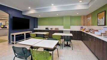 Free daily continental breakfast