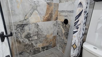 Regadera, secadora de cabello, toallas, jabón