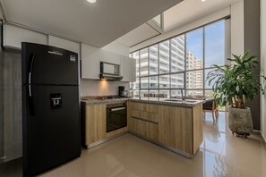 Kylskåp, mikrovågsugn, ugn och kaffe- och tebryggare