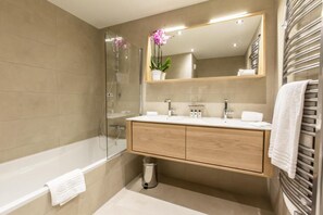 Hair dryer - Wifi, 200m from resort center, 2nd floor, view panoramic/mountain, sauna, terrace, balcony, parking (Courchevel)