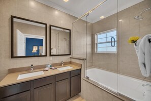 Douche, séchoir à cheveux, serviettes fournies