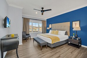 2 bedrooms, desk, iron/ironing board, travel cot - Waterfront Views/Private hot tub/3 miles to Disney (Kissimmee)