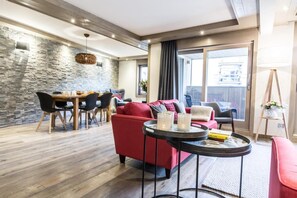 Dining - Wifi, 200m from resort center, 4th floor, sauna, balcony, fireplace or stove, parking, tv, 146m² (Courchevel)