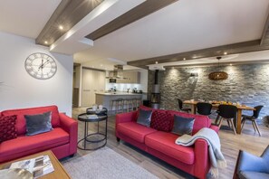 Living area - Wifi, 200m from resort center, 4th floor, sauna, balcony, fireplace or stove, parking, tv, 146m² (Courchevel)