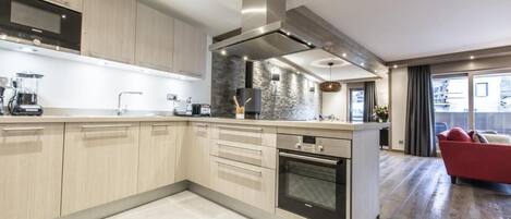 Kylskåp, ugn, diskmaskin och kaffe- och tebryggare