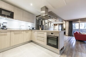 Réfrigérateur, four, lave-vaisselle, cafetière/bouilloire