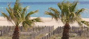 DIRECT ACCESS TO SEA AND POOL, COMPLETELY REFURBISHED IN 2019