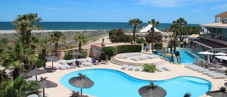 Alberca al aire libre y alberca climatizada