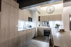 Réfrigérateur, four, lave-vaisselle, cafetière/bouilloire