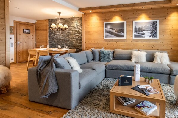 Living area - Wifi, 150m from ski slopes, 3rd floor, view mountain, balcony, parking, tv, 67m², Courchevel (Courchevel)