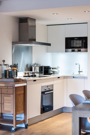 Réfrigérateur, four, lave-vaisselle, cafetière/bouilloire