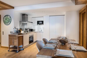 Réfrigérateur, four, lave-vaisselle, cafetière/bouilloire