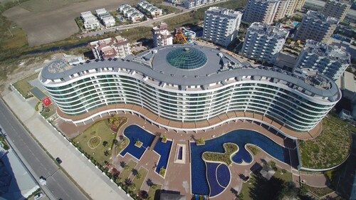 Maxihomes Sirius Town 1Bed: Free Pool, Spa, Fitness & Walk to the Beach!