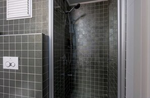 Dusj, hårføner, bidé og håndklær