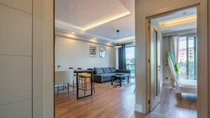 Un salon moderne avec un canapé, une table basse et un coin repas.