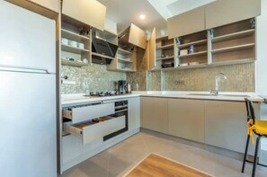 Fridge, oven, stovetop, coffee/tea maker