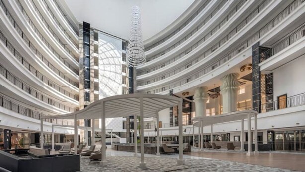 Un atrium à plusieurs niveaux, doté d’un espace central ouvert, de nombreux étages et d’une colonne en spirale remarquable.