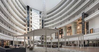 Maxihomes Sirius Town 1Bed: Free Pool, Spa, Fitness & Walk to the Beach!