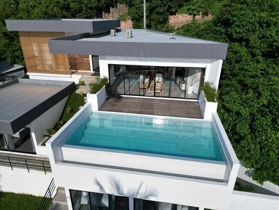 Luxury 3-bedroom house with WiFi and AC in Tamanique