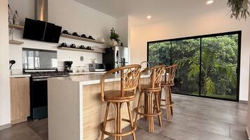 Refrigerador, microondas, cafetera y tetera y utensilios de cocina