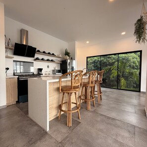 Réfrigérateur, micro-ondes, cafetière/bouilloire